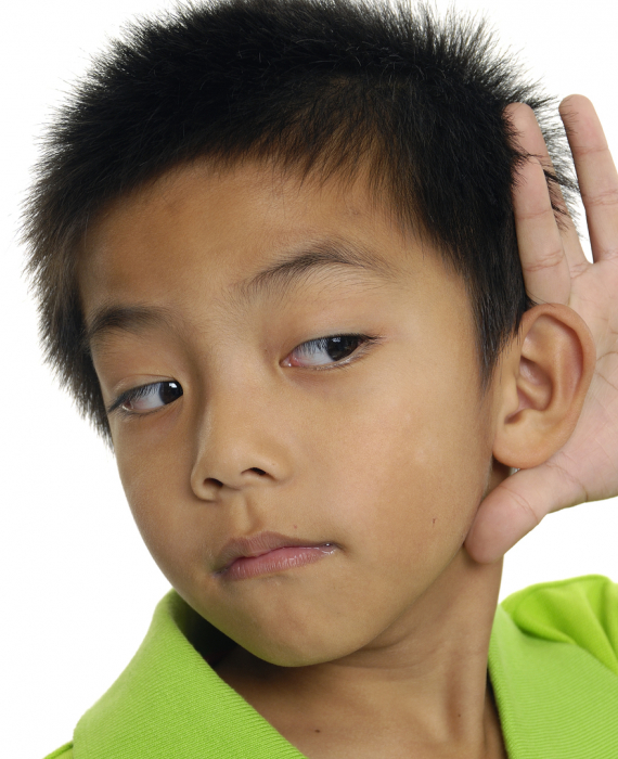 Enfant tendant l'oreille