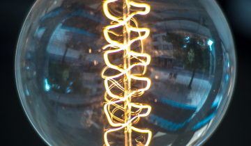 Filaments en double hélice dans une ampoule