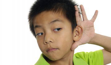 Enfant tendant l'oreille