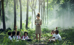 Enseignant et élèves dans la forêt