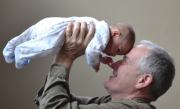 Grand-père portant son petit-fils
