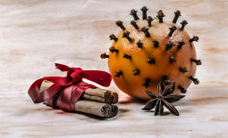 Orange piquée de clous de girofle et bâtons de cannelle