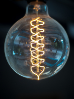 Filaments en double hélice dans une ampoule