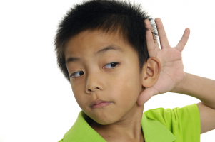 Enfant tendant l'oreille