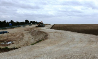 Chantier d’autoroute stérilisant et déblayant des sols agricoles