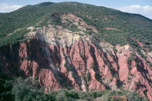Paysage de badlands en zone de climat tempéré subhumide de type méditerranéen