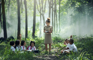 Enseignant et élèves dans la forêt