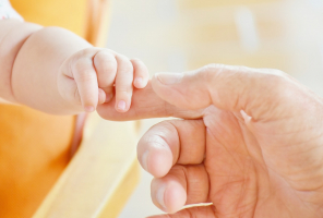Mains bébé et parent