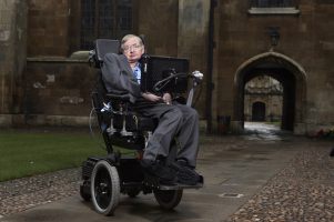 Photographie du célèbre astrophysicien Stephen Hawking, qui est également le plus connu des patients atteints de SLA.