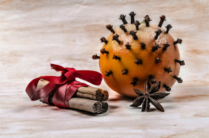 Orange piquée de clous de girofle et bâtons de cannelle