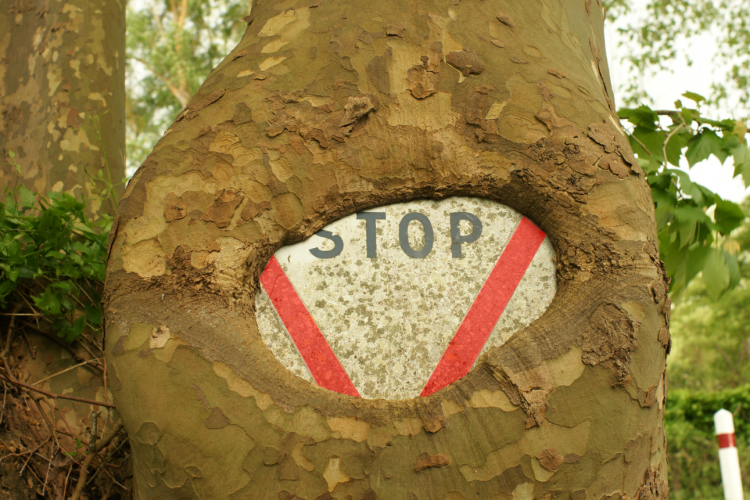 Bourrelet de recouvrement sur panneau Stop