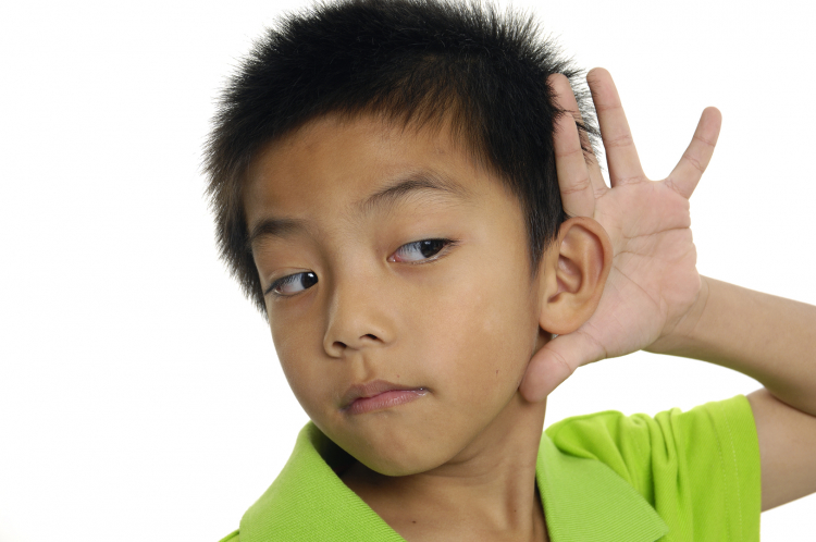 Enfant tendant l'oreille