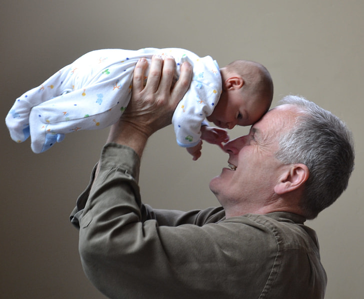 Grand-père portant son petit-fils