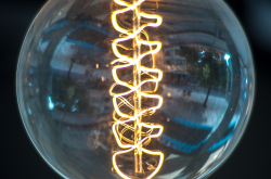 Filaments en double hélice dans une ampoule