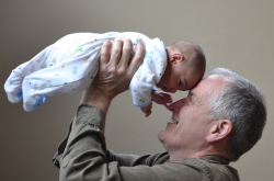 Grand-père portant son petit-fils