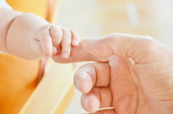 Mains bébé et parent