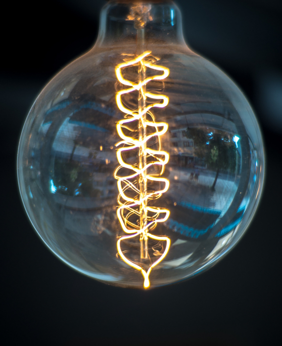 Filaments en double hélice dans une ampoule