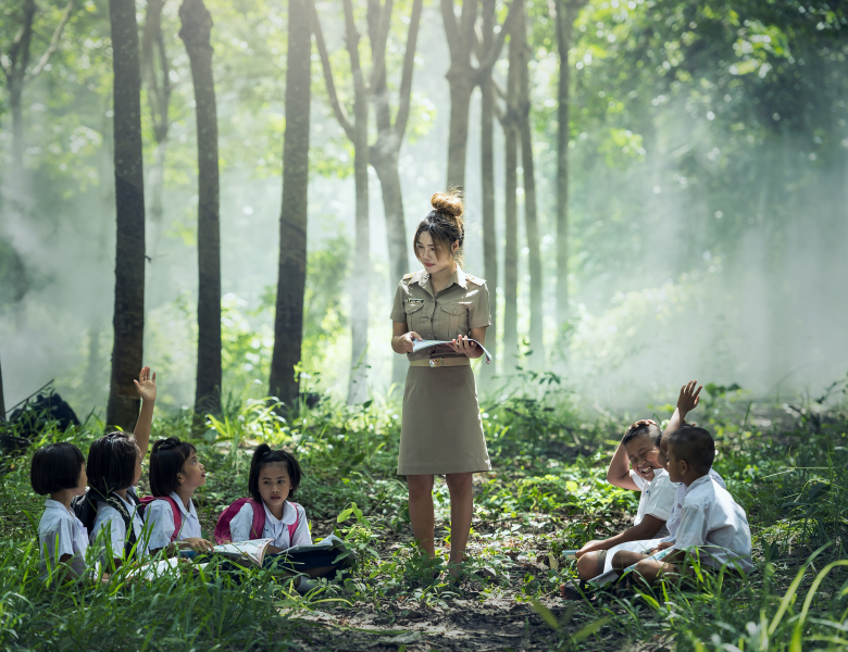 Enseignant et élèves dans la forêt