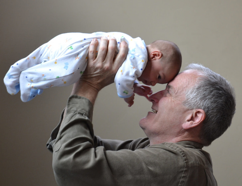 Grand-père portant son petit-fils