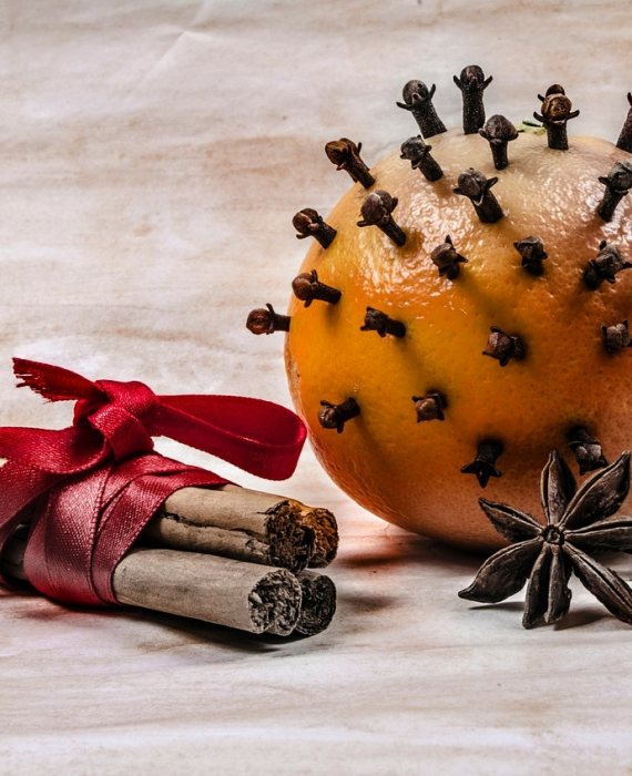 Orange piquée de clous de girofle et bâtons de cannelle