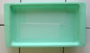 Trempage des bandes d'acétate de cellulose